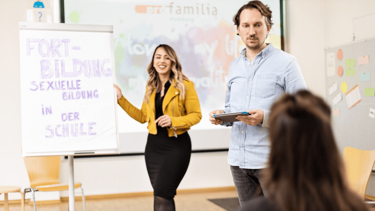 Zwei Personen an Flip-Chart